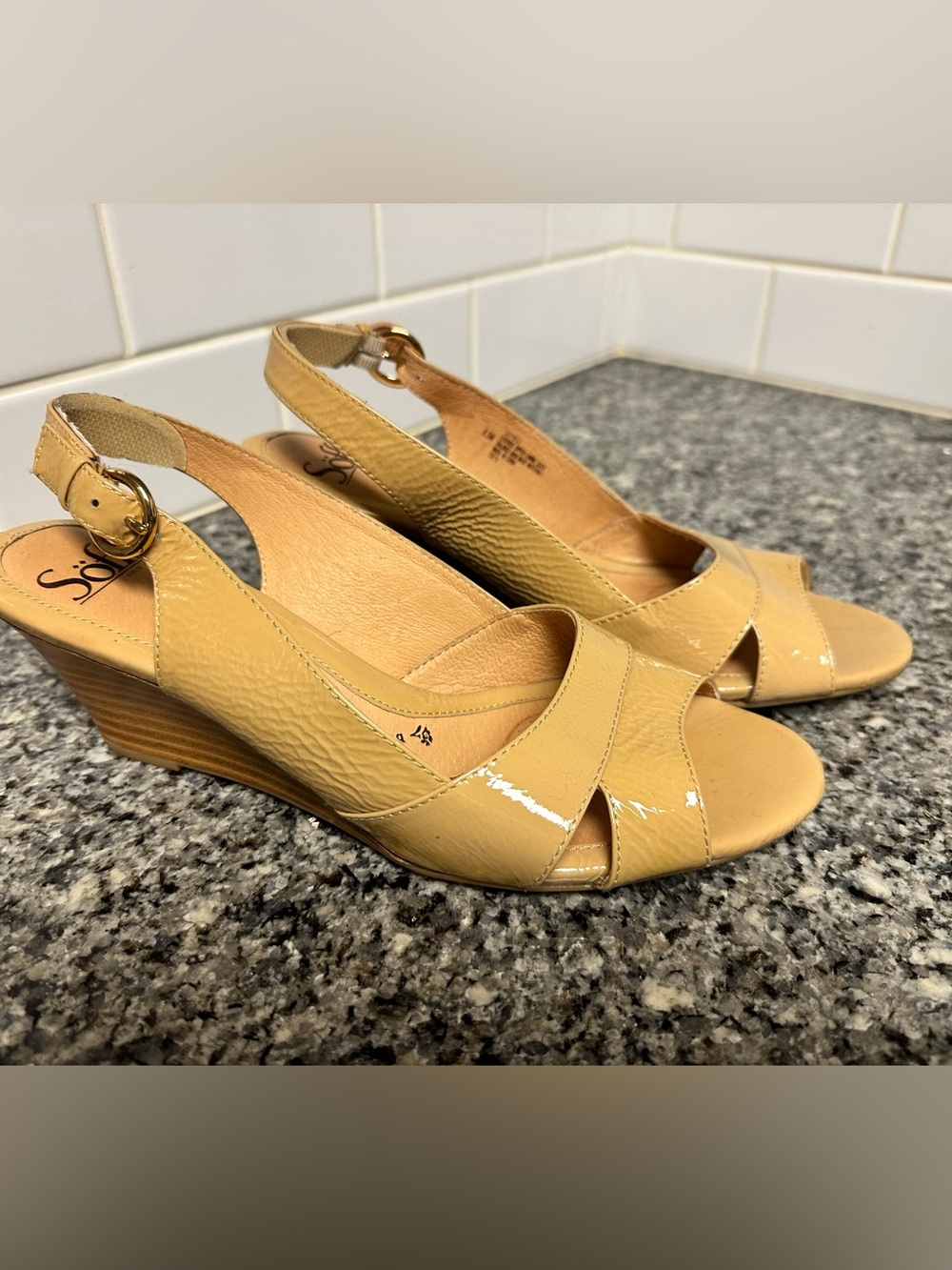 Sofft women’s natural /beige Patent leather /leather-lined Wedge Sandals